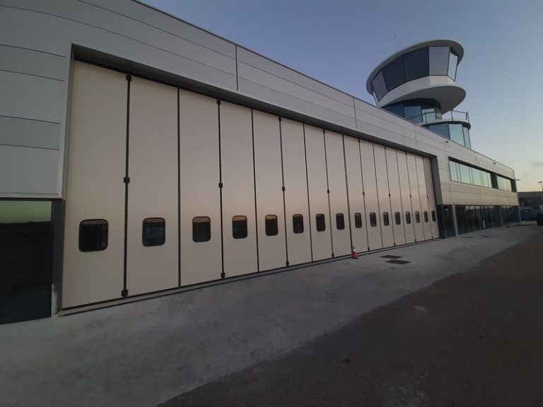 Portão de harmónio automático num aeródromo no Alentejo