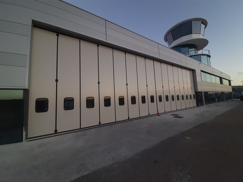 Portão de harmónio automático num aeródromo no Alentejo