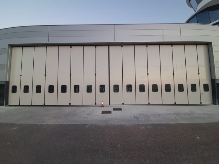 Portão de harmónio na torre de controlo de um aeródromo no Alentejo