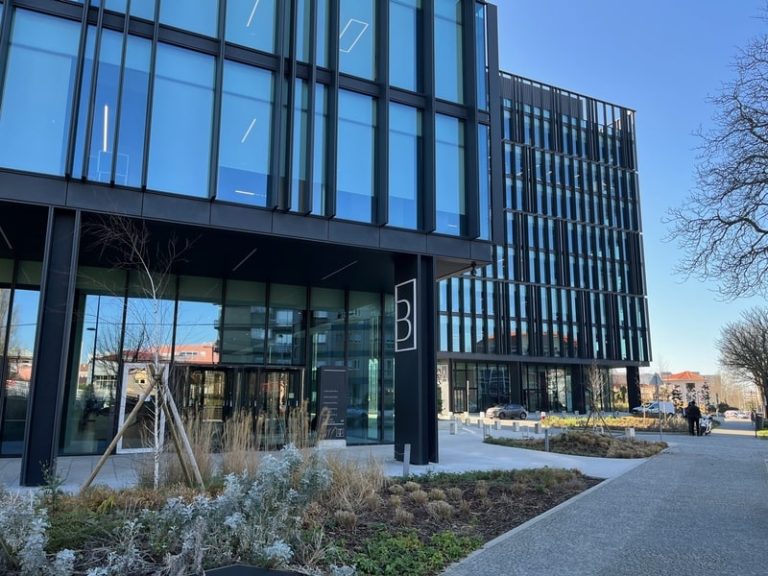 Porta rotativa na entrada de um edifício de escritórios no Porto
