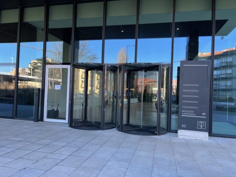 Porta rotativa GU na fachada de um edifício de escritórios no Porto