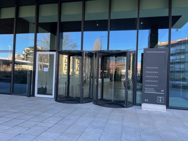 Porta rotativa GU na fachada de um edifício de escritórios no Porto