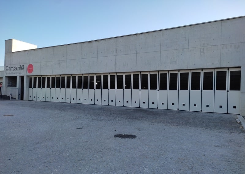 Terminal rodoviário no Porto com portas de harmónio Refral