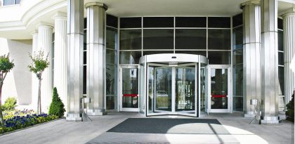 Porta rotativa automática RevoLine na entrada de um hotel de luxo