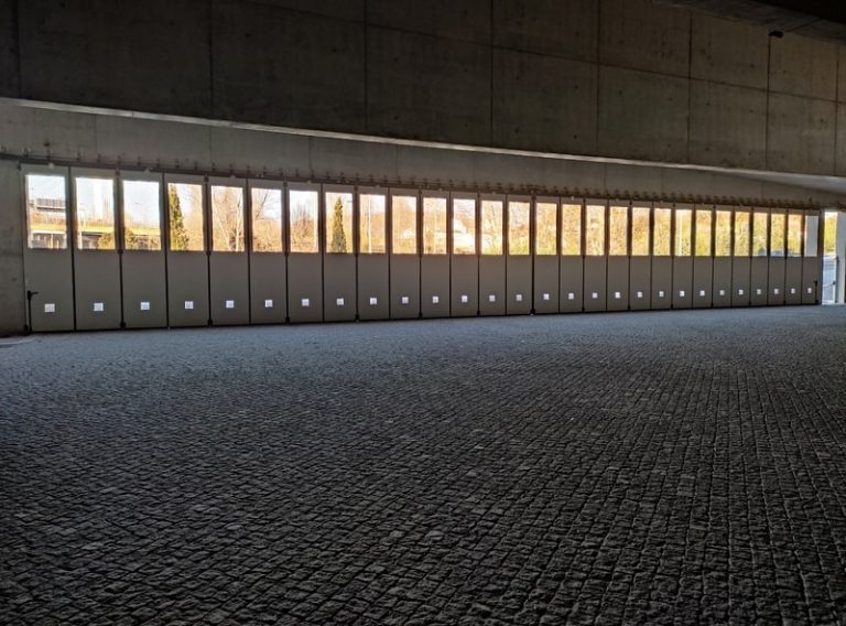 Vista interior das portas de harmónio num terminal rodoviário no Porto