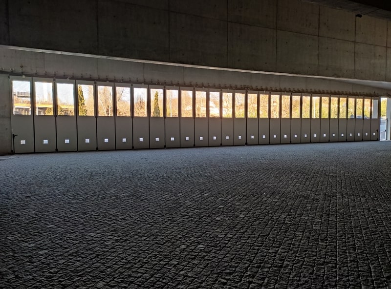 Vista interior das portas de harmónio num terminal rodoviário no Porto