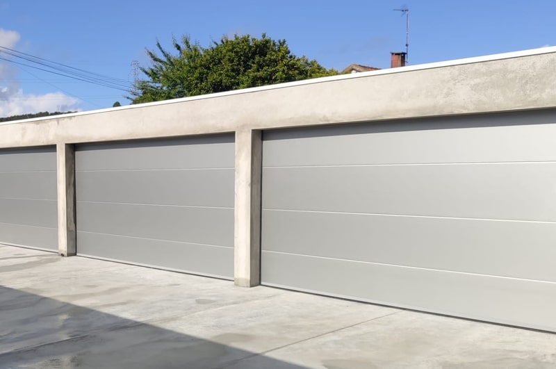 Porta seccionada residencial Oxford fabricada pela Refral