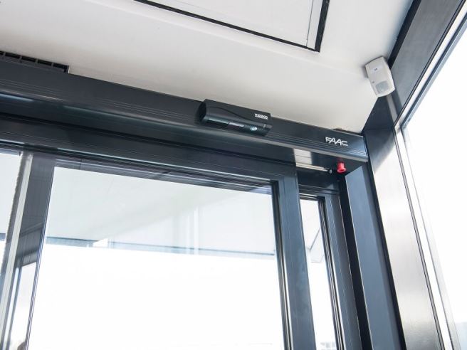 Porta automática FAAC A1400 com desembraiamento interior lateral
