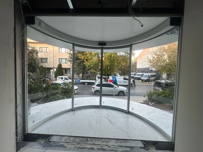 Porta automática semicircular CurveSlide com muita luz natural