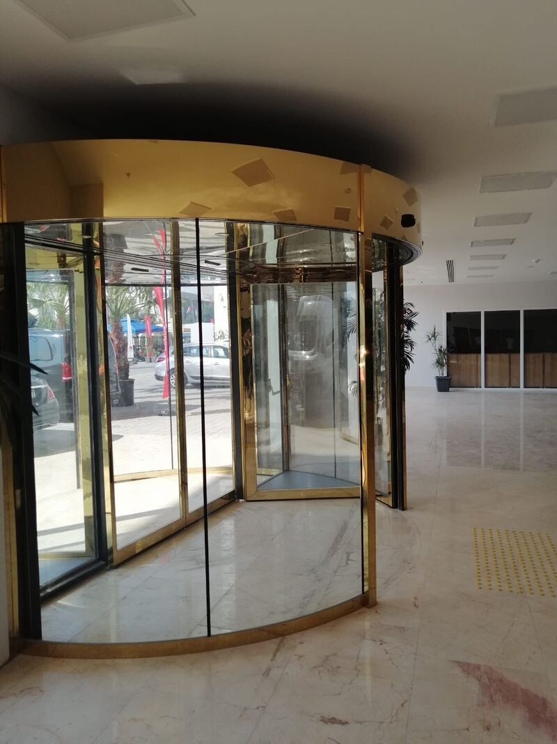 Porta giratória RevoFlow de grandes dimensões