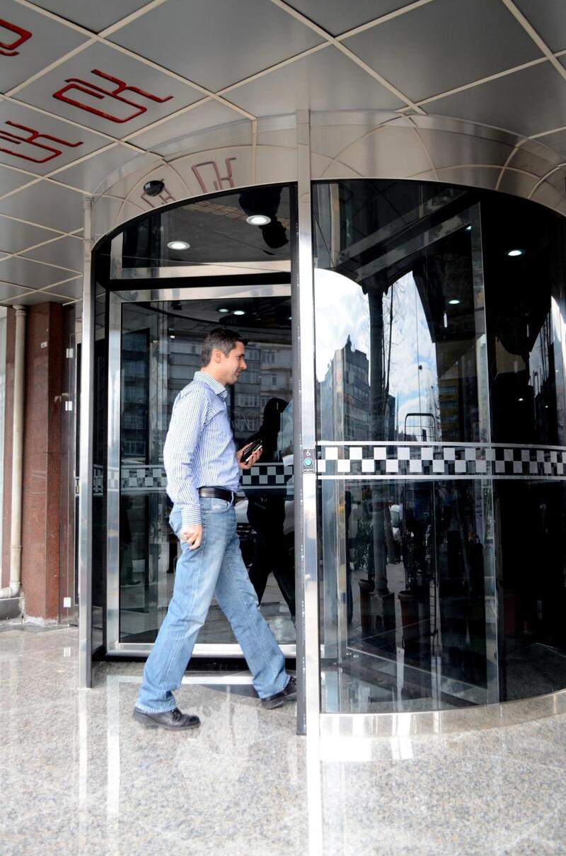 Porta giratória RevoLine com acabamento em inox