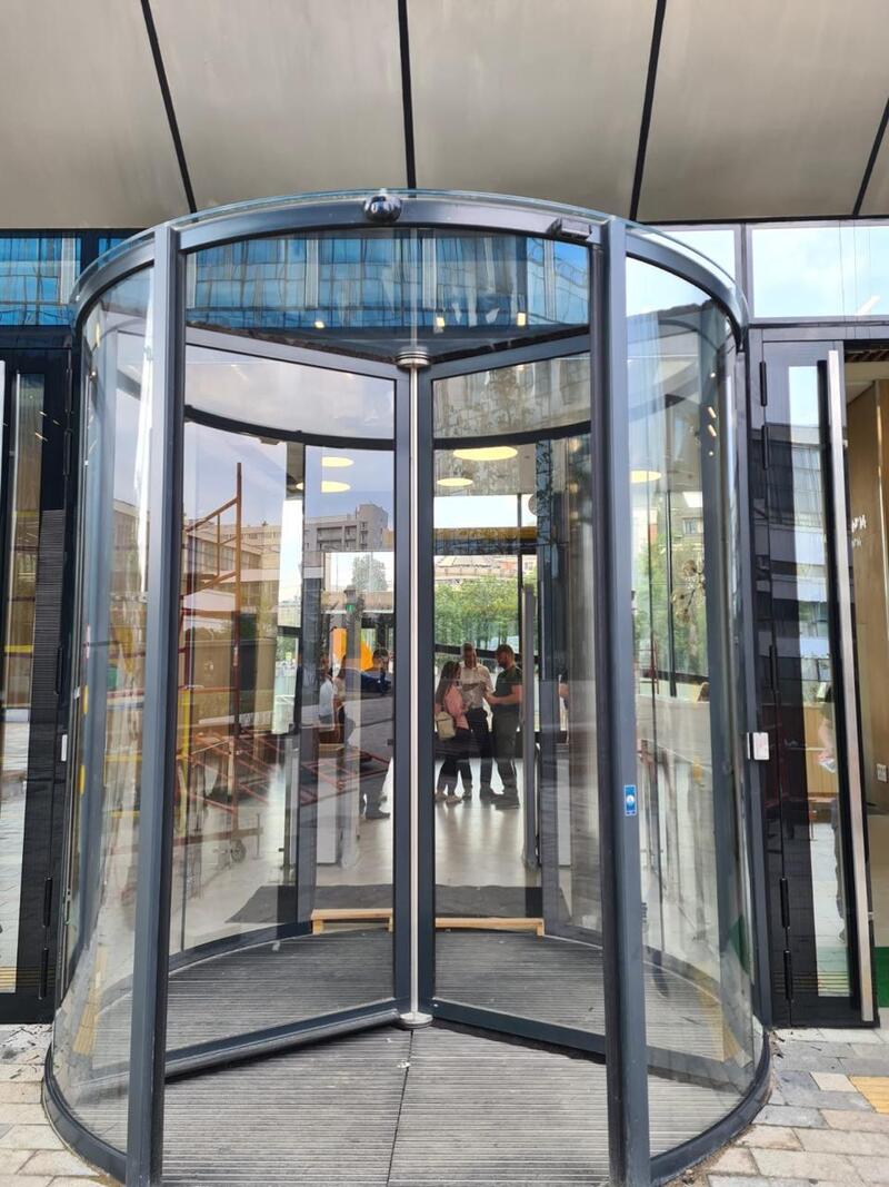 Porta giratória RevoLux em vidro com três folhas móveis
