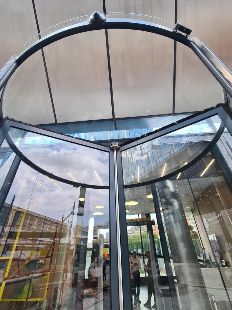 Porta giratória RevoLux com teto em vidro