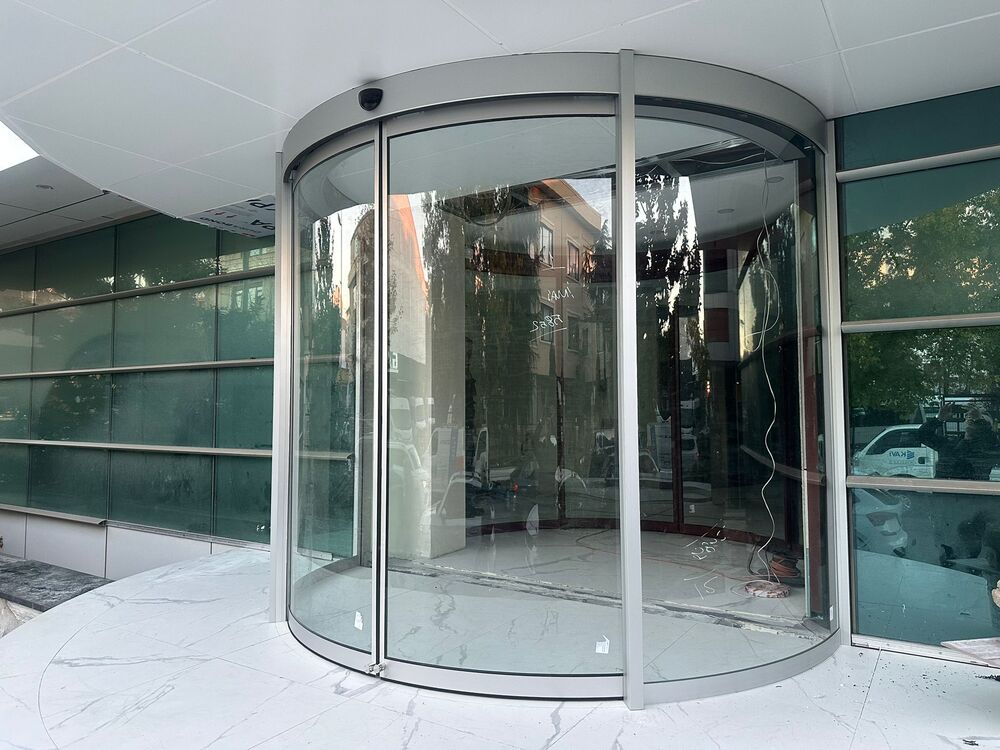 Porta circular CurveSlide com máxima transparência