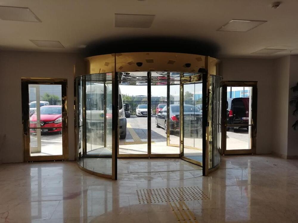 Porta rotativa RevoFlow para entradas de grande fluxo, como aeroportos