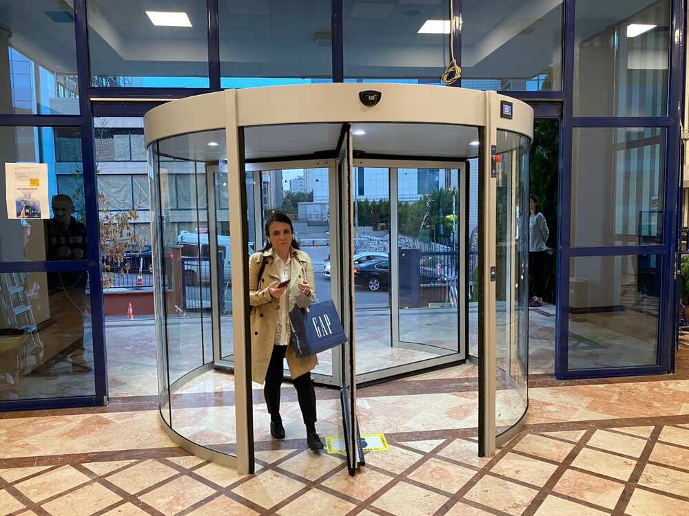 Porta rotativa RevoLine com três folhas móveis