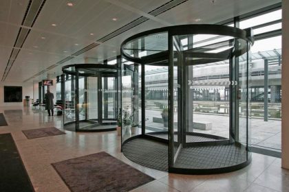 Porta rotativa RevoLine com design elegante numa entrada de edifício