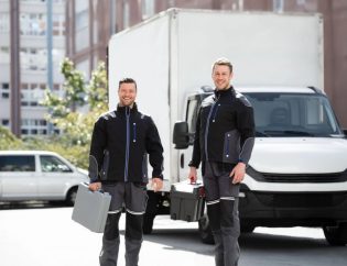 Equipa Refral no apoio ao cliente em portas automáticas e automatismos