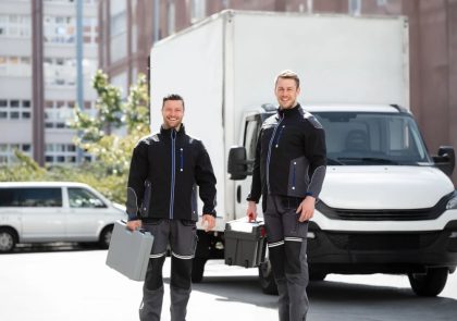 Equipa Refral no apoio ao cliente em portas automáticas e automatismos