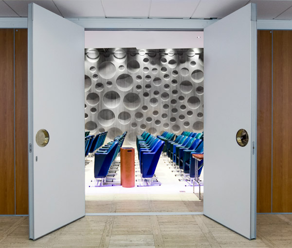 Parede móvel deslizante com porta de serviço integrada