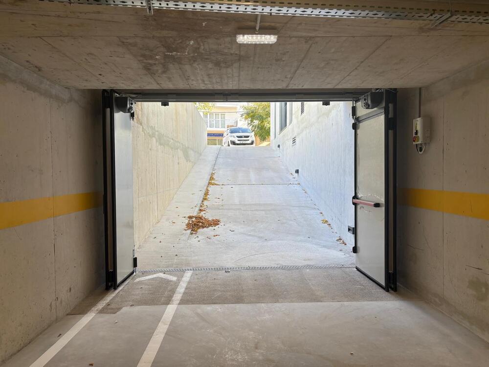 Porta de garagem em harmónio aberta no BeLiving
