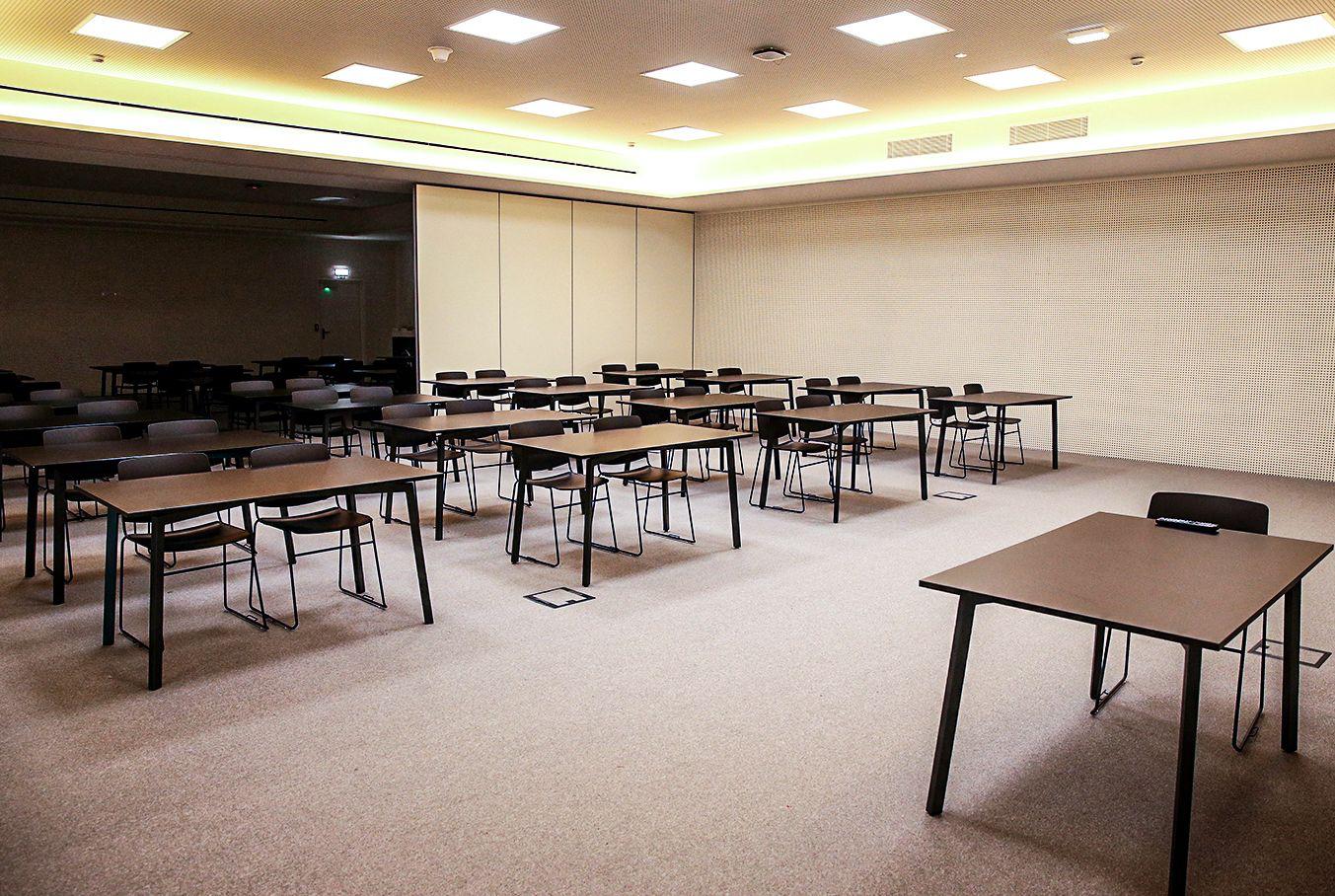 Parede móvel instalada numa sede desportiva no Porto