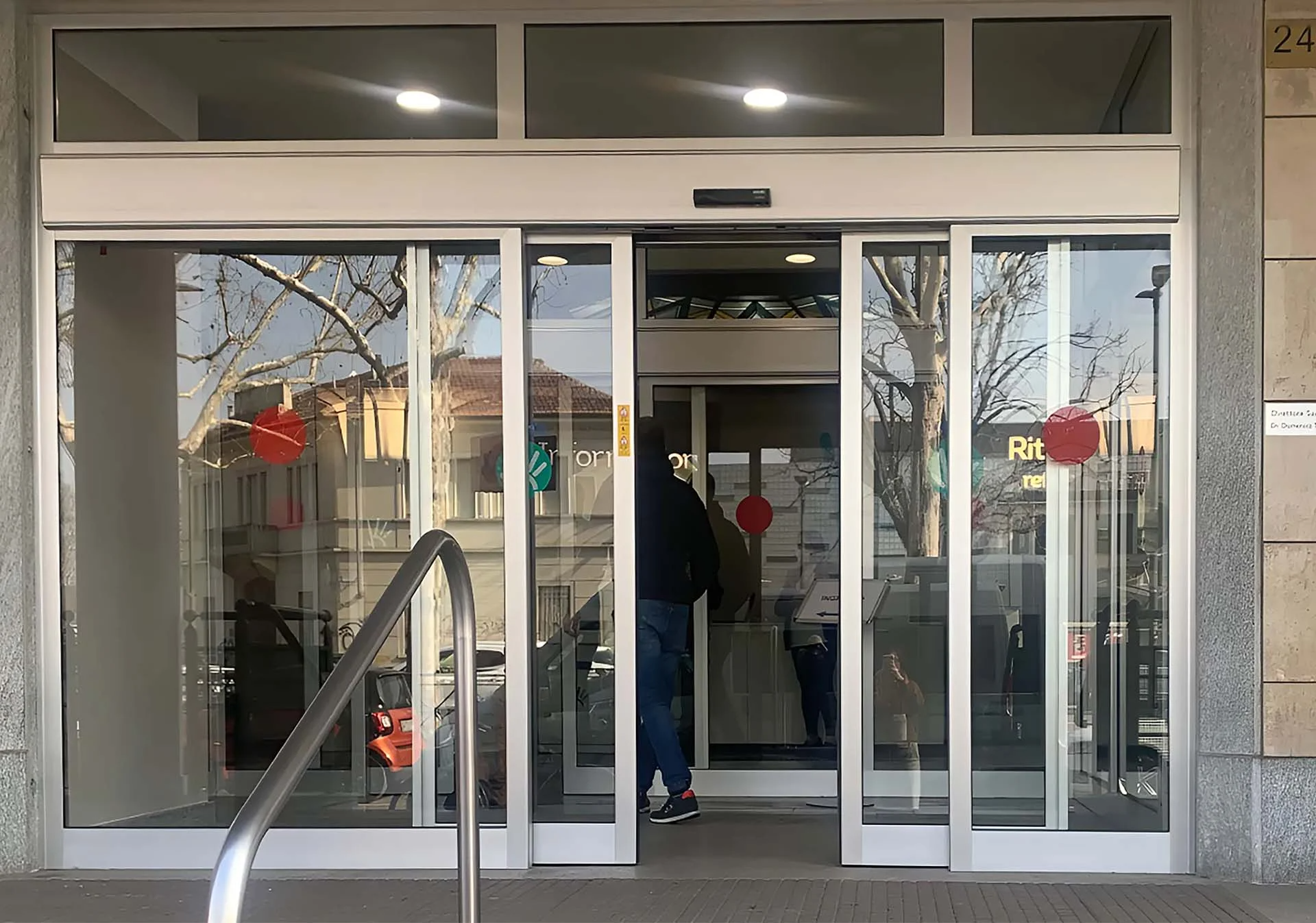 Porta automática FAAC com cortina de ar integrada Airslide