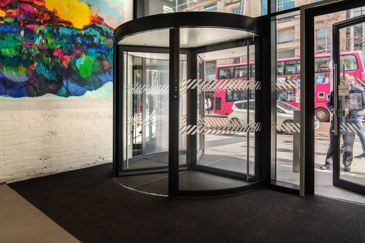 Porta rotativa em entrada com muito fluxo de pessoas