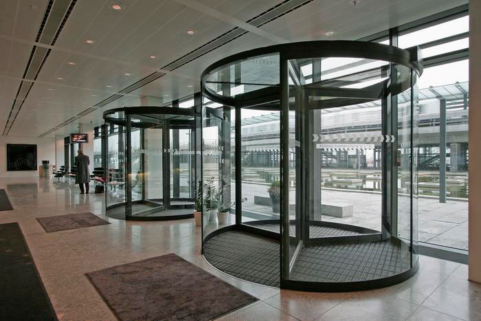 Porta rotativa RevoLine com design elegante numa entrada de edifício