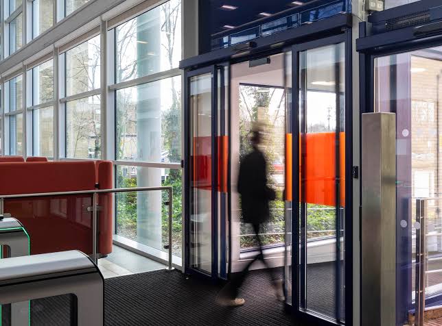 Portas automáticas para gestão eficiente dos acessos dos edifícios