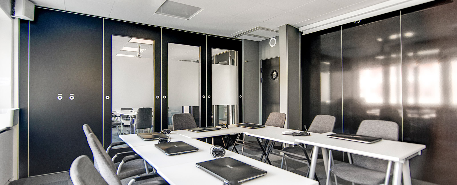 Sala de reuniões em edifício de escritórios dividido com parede móvel acústica