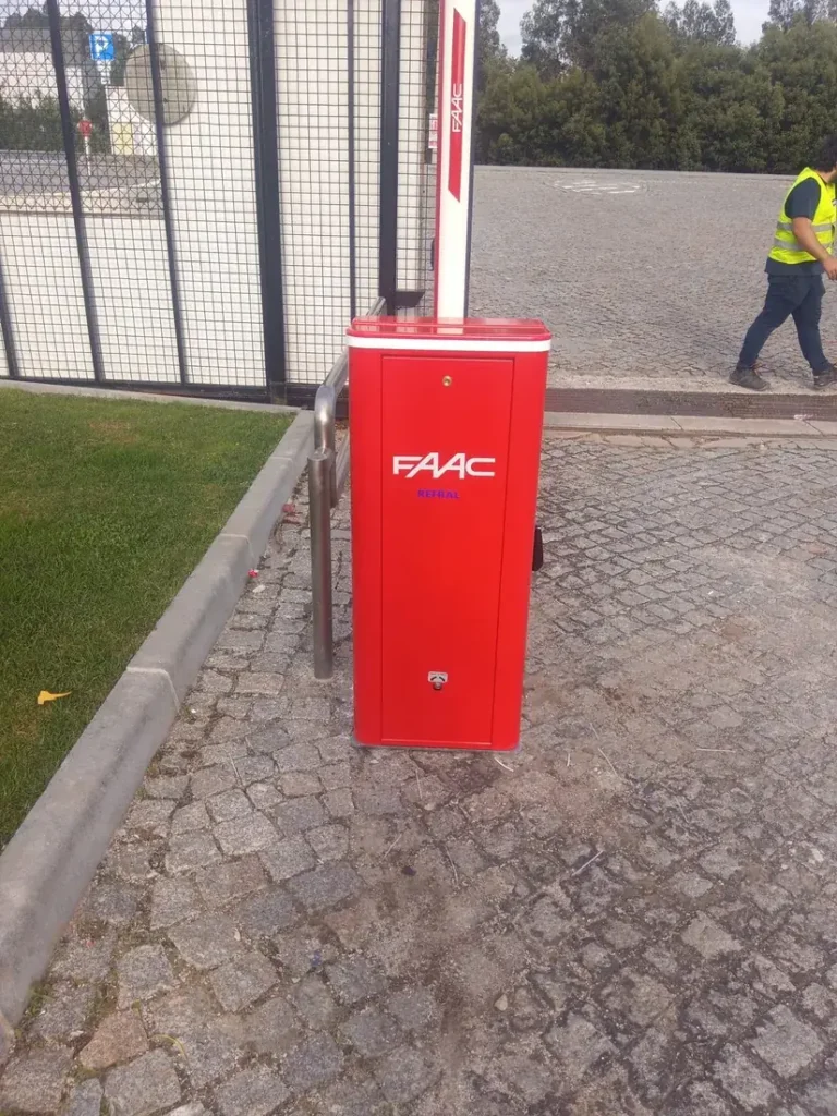 Barreira automática FAAC B680H vermelha instalada pela Refral num centro empresarial em Estarreja