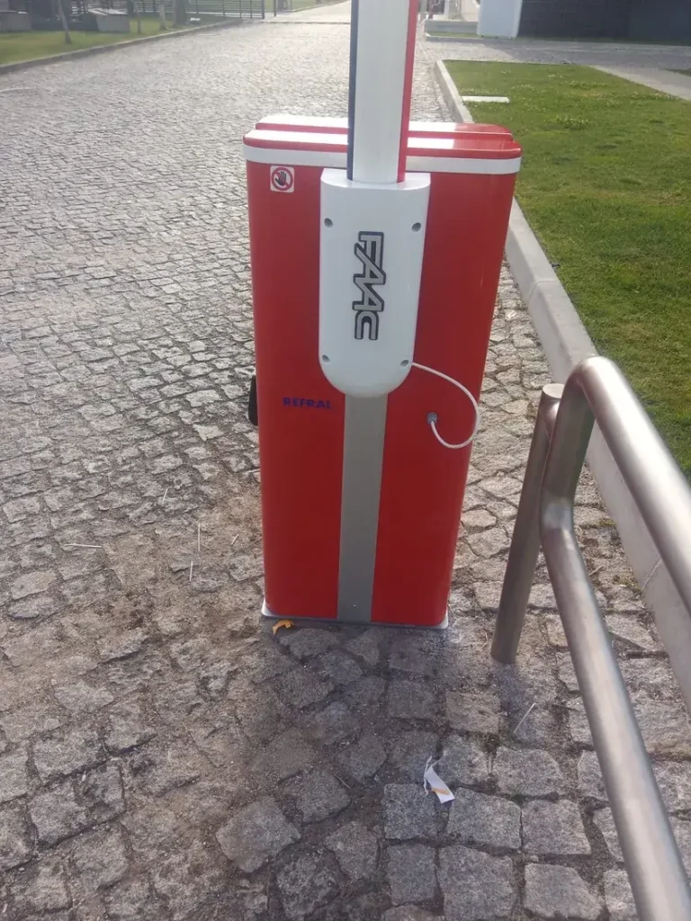 Pormenor da fixação da haste da barreira automática FAAC B680H, com a ligação das luzes LED