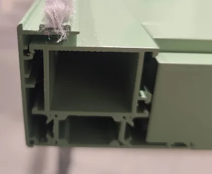 Corte do perfil RF-Térmico lacado, com barretas de poliamida