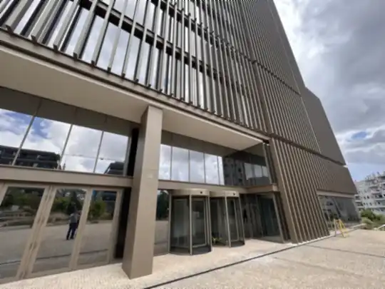 Entrada principal de um edifício de escritórios em Gaia, com duas portas giratórias RevoLine e fachada envidraçada