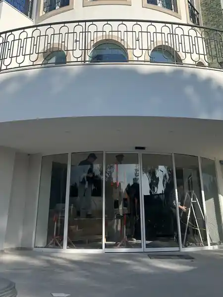 Fachada curva do Hotel Barringtons, em Vale do Lobo, com a porta automática semicircular CurveSlide no piso térreo