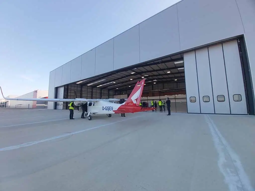 Hangar do Aeródromo Municipal de Ponte de Sôr com a porta de harmónio BREDA Apollo de 20 metros fechada