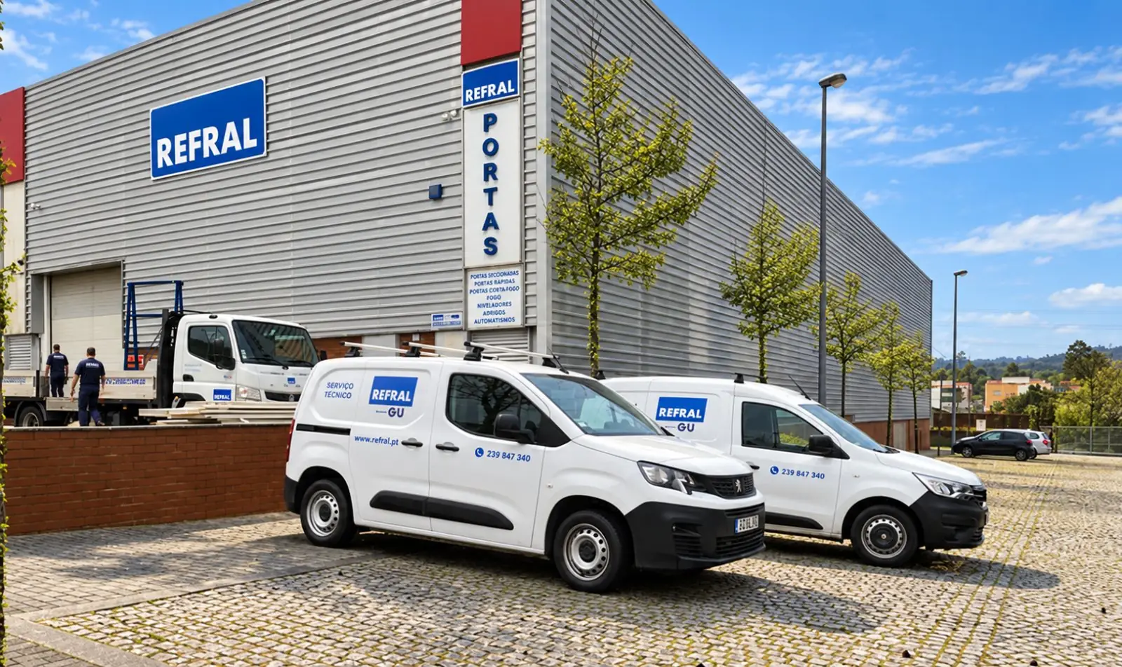 Instalações da Refral com as carrinhas de assistência técnica
