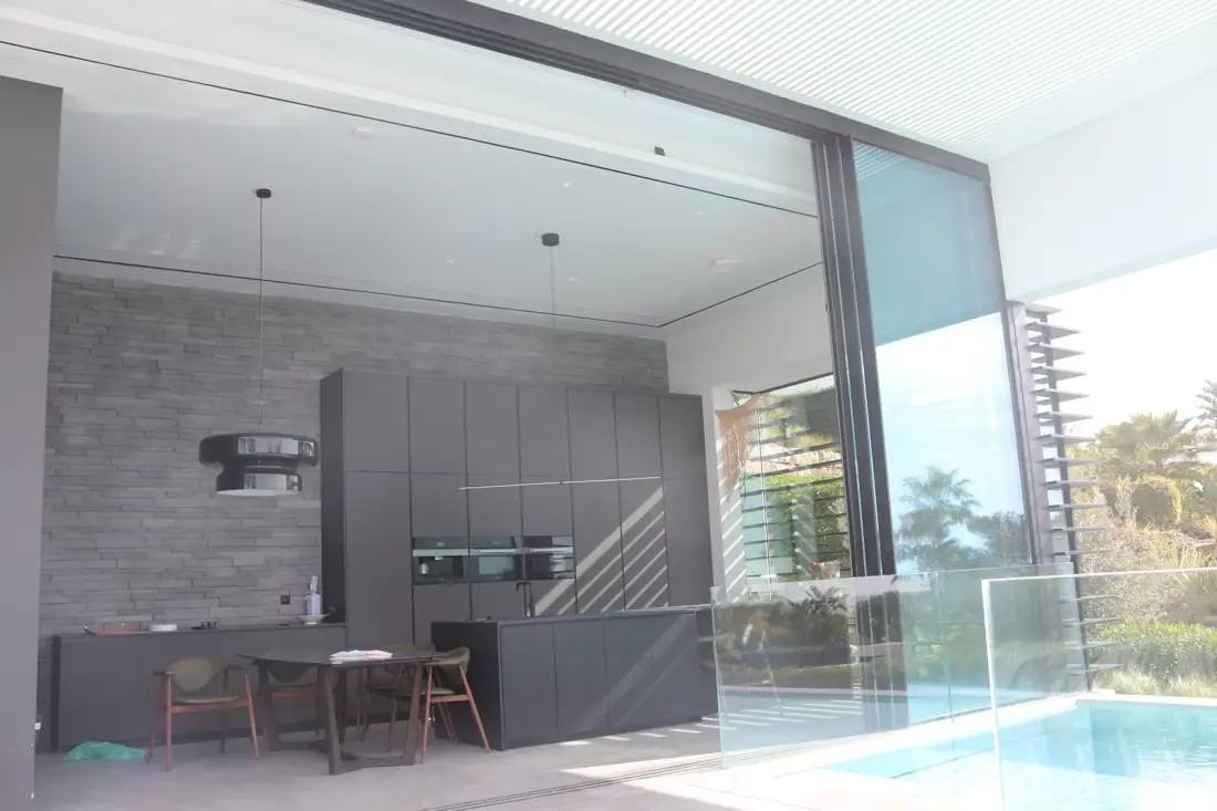 Cozinha aberta para o terraço com as folhas SlimSlide recolhidas