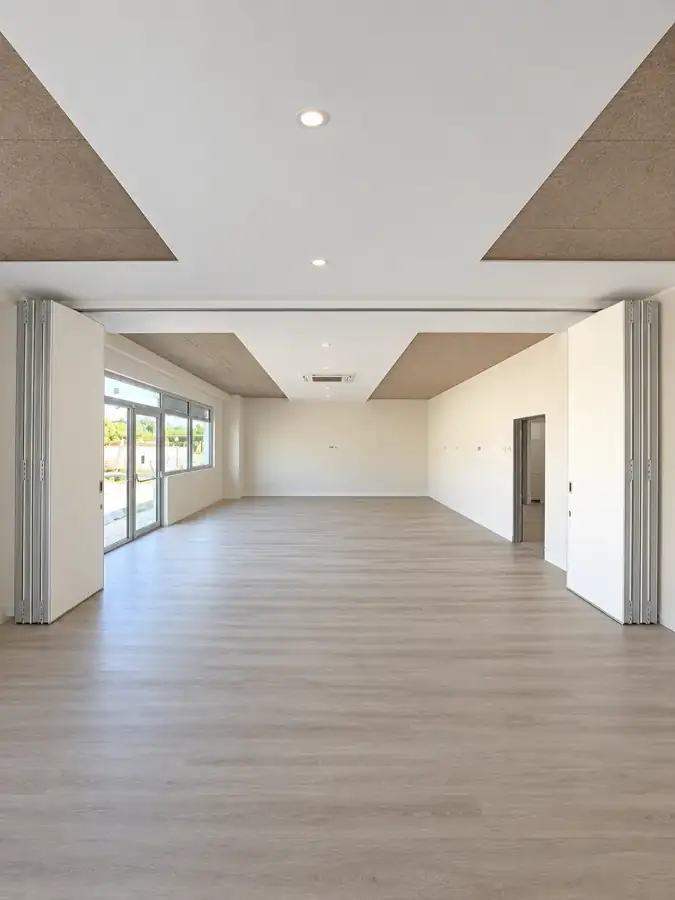 Parede móvel de harmónio WINAB numa sala de aula da Escola Internacional em Almada