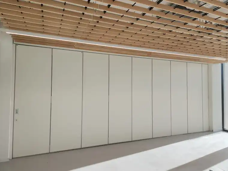 Parede móvel de harmónio WINAB fechada na sala multiusos de um centro de formação em Beja