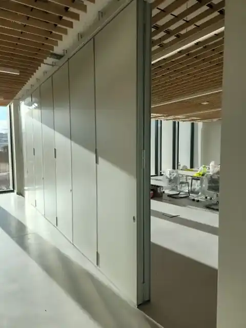 Aparcamento Centrado: Parede Móvel de 10 Metros no Centro de Formação da STET