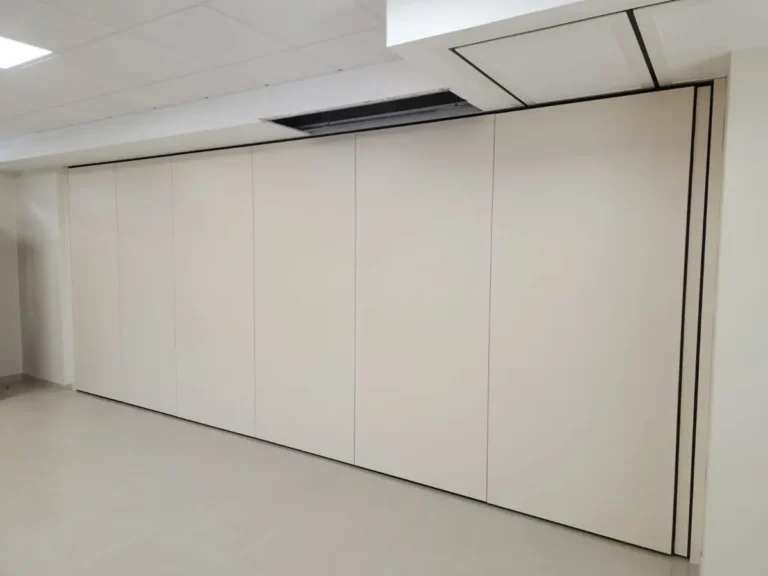 Parede móvel Nüsing fechada, a dividir a sala de oração e culto em Mem Martins