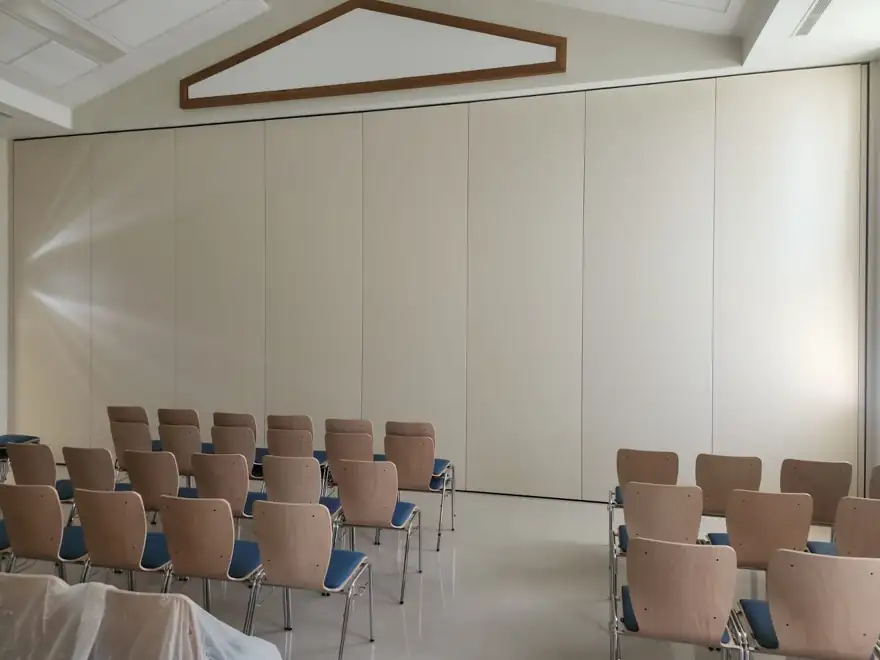 Parede móvel Nüsing numa sala de oração e culto em Mem Martins