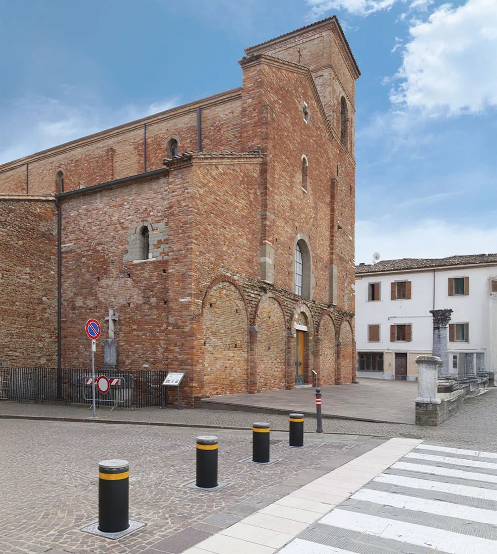 Pilaretes de segurança FAAC J275 2K20 em frente a um edifício histórico