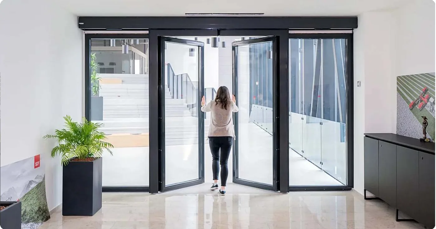 Porta automática de vidro corta-fogo Doorson 500 EFS em modo de evacuação, com as folhas a abrir como portas de batente