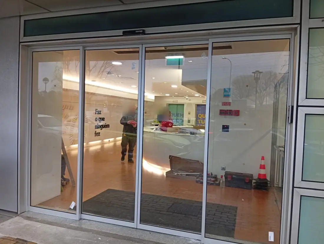 Porta automática deslizante GU econoMaster com caixilho Refral RF34 na entrada do edifício Sonae em Matosinhos