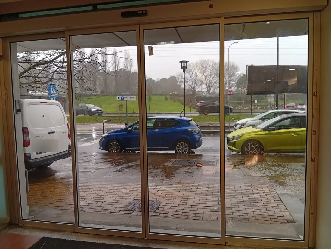 Vista interior da porta automática deslizante de quatro folhas no edifício Sonae em Matosinhos