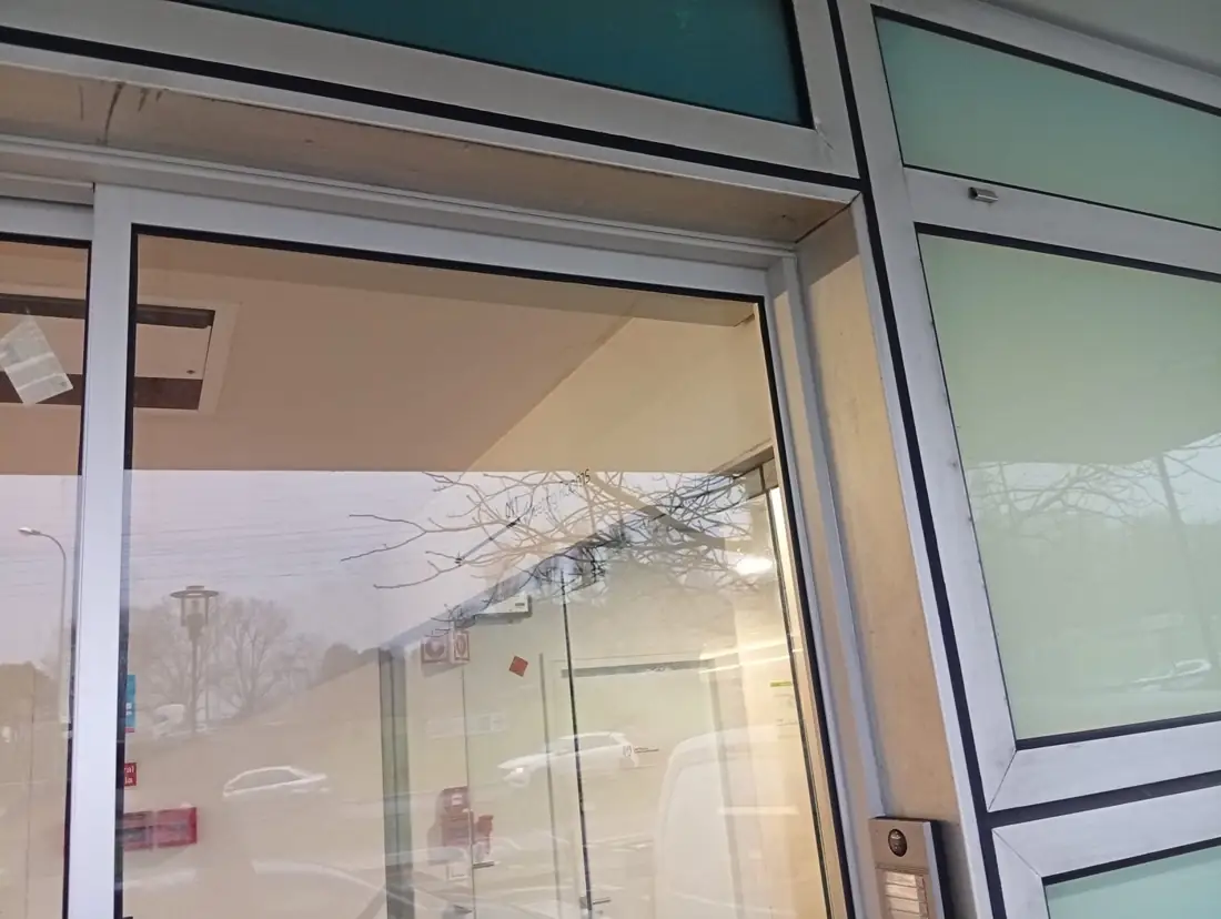 Pormenor do caixilho Refral RF34 junto à fachada do edifício Sonae