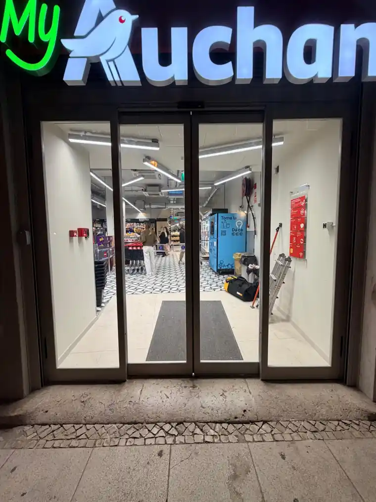 Porta automática FAAC AS3010 com caixilho RF-Breakout na entrada de uma loja de proximidade em Lisboa